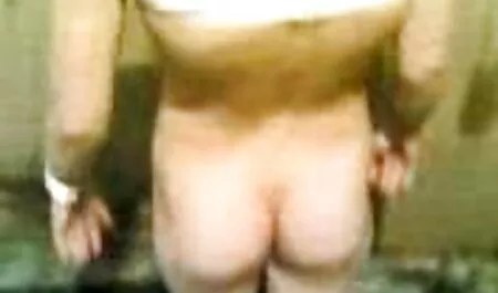 L'homme se heurte à des poignées femme nue dans vestiaire et en envoie une.