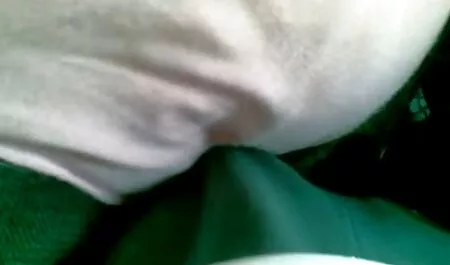 Soeur séduit frère avec belle langue. femmes matures et nues