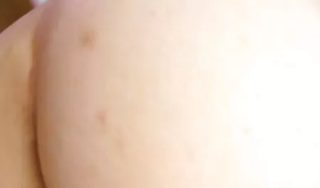 Les trois groupes ont violé un jeune homme amatrice nue video à la table de billard.