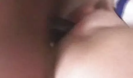 Les lesbiennes adolescentes embrassent le clara morgan nue video capot d'une aebcam