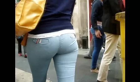 Brunette se rendit jolie fille nue video derrière l'épée.