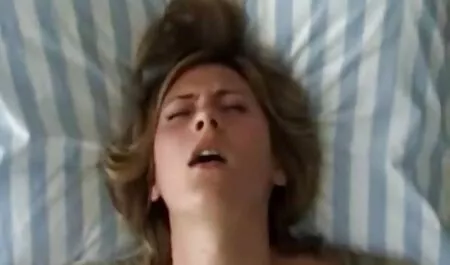 Il a acheté video femmes seins nus le jeune homme et a commencé à sucer des bites dans la voiture.