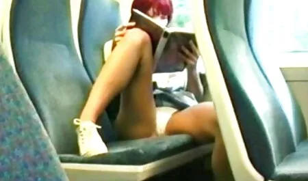 Jouer kim kardashian nue porn avec une petite bite sur un petit lit rose