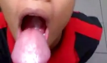 Latina chaude sait jeunes pucelles nues sucer.
