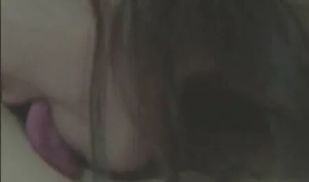 La sœur fille mature nu de Banner, le frère de Stone.