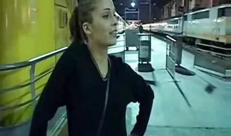La sœur cadette dans la salle de femme nue video gratuite bain s'est rendue à son frère.