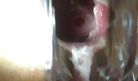 L'homme fille nue tukif faisait semblant en se voyant en culotte.