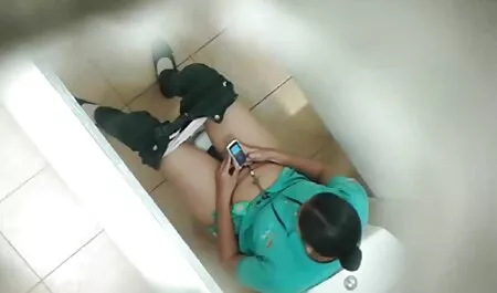 Trois hommes ont capturé video jeunette nue la jeune fille et ont commencé à violer violemment.