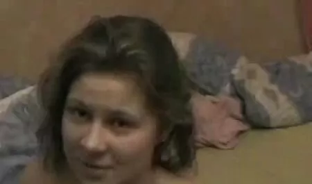 Bite Deepthroat fille de 18 ans sexy nue dans le bureau