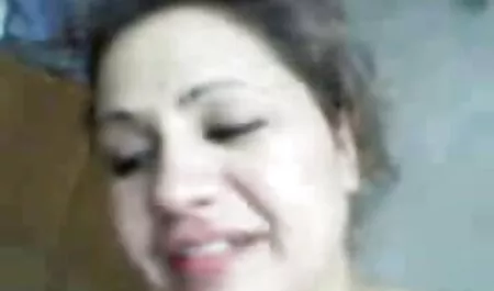 Bites video de fille de 18 ans nue sucer dans la douche