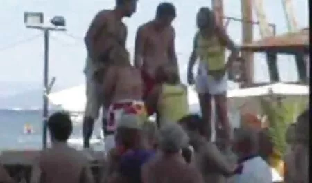 Belle-mère a attrapé son fils gros seins nus a la plage se masturber.