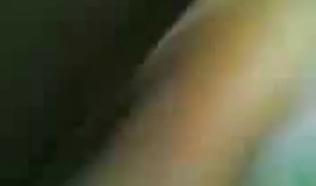 Brune salope sexy nue avec de gros seins donne chatte poilue