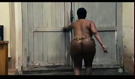 La fille est allée dans une maison étrange video fille nue a la plage et en a profité.