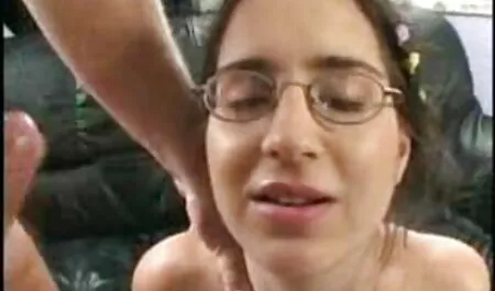 La jeune fille nue 18 ans fille a nettoyé la maison et son frère l'a brûlée.