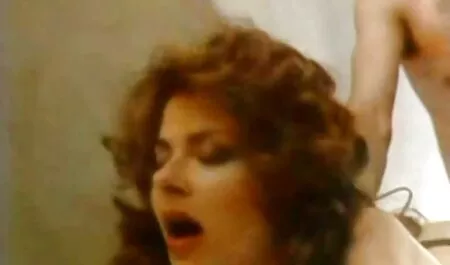 Belle fille détend grand-père video fesses nues avec la langue flexible et le cul.