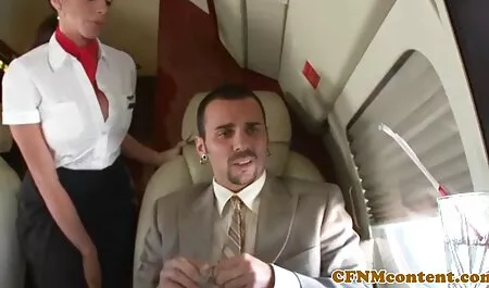 Ils ont violé un seins nues video beau garçon qui menaçait son arme.
