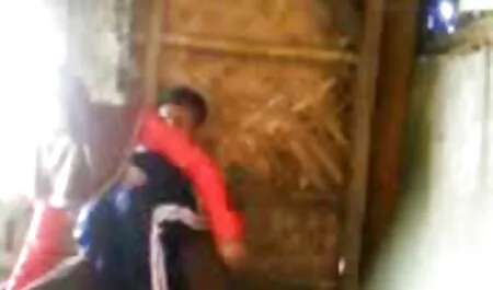 Au lieu de partager, la fille jeune fille arabe nu se fait baiser en maillot de bain.