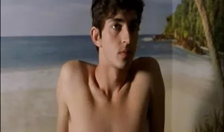 Une bande fille sexy nue lesbienne nue a une foule noire.