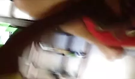 Un étudiant méchant tue le femmes nues video chien avec son professeur, le chien dans le bureau de l'école.