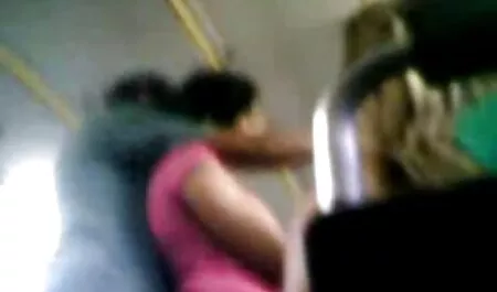 Presser ses gros seins pendant que ses doigts sont dans le video salope nue bus.