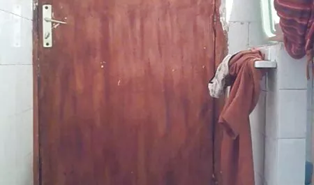 Batte de fille nue au vestiaire Baseball sur la brune, c'est le nombre.