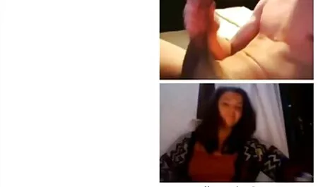 Une fille nue tukif femme noire occupée mange une bite blanche