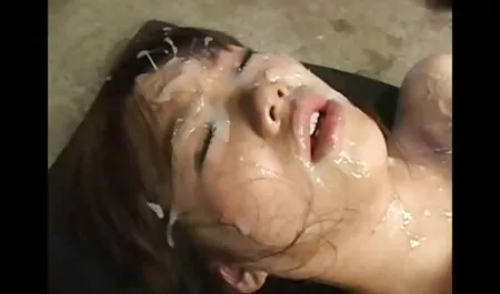 La milf aux gros seins a video femme nue à la plage baisé un massothérapeute lors d'une séance de massage.