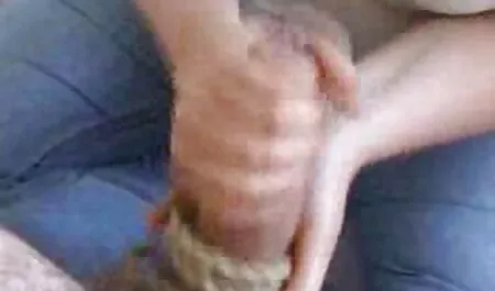 Une fille nue se masturbe avec un jeunes femmes nues et poilues gros pénis.