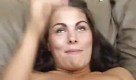 L'entraîneur de musculation jeune de 18 ans nue donne du porno.