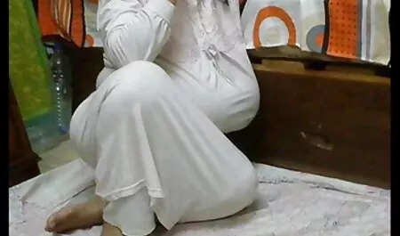Prend la jeune salope hors de la ville femme mure et nu et baise