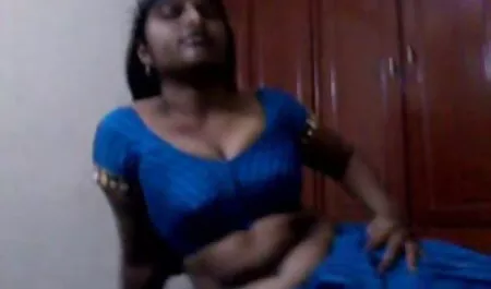 Pervers espionne une dame à travers une femme nue en live amateur caméra cachée