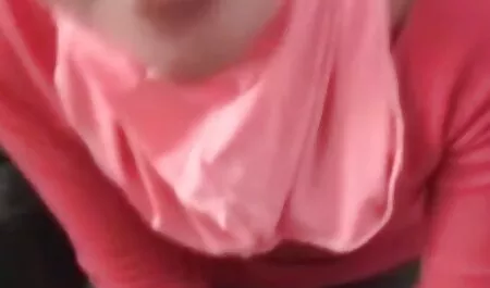 Le garçon s'inquiète du monstre roux vidéo fille nue avec le poing vaginal.