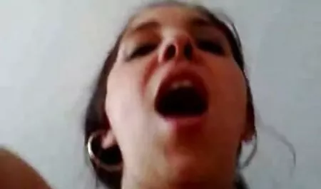 Busty babe mange des grosses video femmes nues poilues bites à la salle de gym.