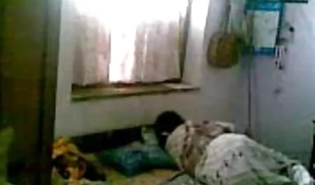 Le jeune homme a montré son video femme nue dans la nature corps élastique.