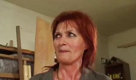 Elle se fait baiser filles de 18 ans nue sur le front noir dans la voiture pour de l'argent.