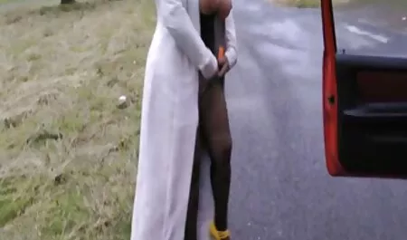 J'ai sorti mon frère de la pièce pour se masturber. fille nue lesbienne