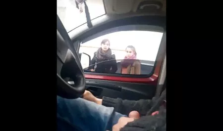 Elle lesbienne nu sexy a été acceptée par la montre sexuelle.