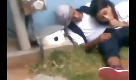 Il se retourna et suça la bite vidéo de fille nue du garçon.