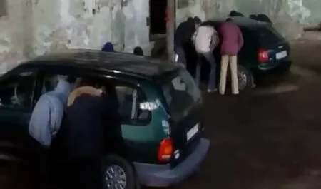 Un gros gode belle maman nu coule au sol