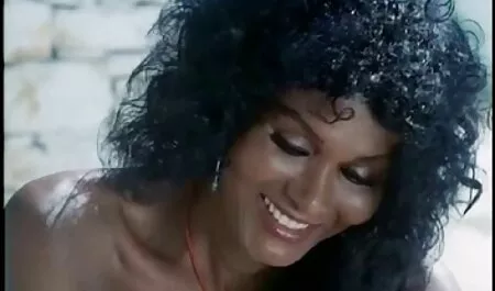 Les amoureux ont accepté de soulever la fille et de l'emmener dans les video femme nue bois pour descendre avec elle.