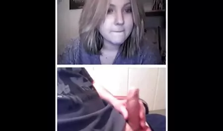 Marigan montre ses trous excitants sur la nabilla nue porn caméra après qu'elle commence à jouer avec le pénis.